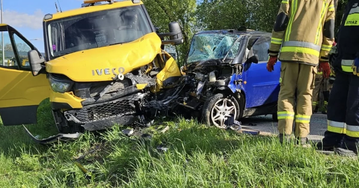 Zmiażdżony Smart, prowadził nastolatek. Trzy osoby w szpitalu