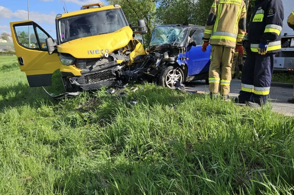 Zmiażdżony Smart, prowadził nastolatek. Trzy osoby w szpitalu - zdjęcie 7