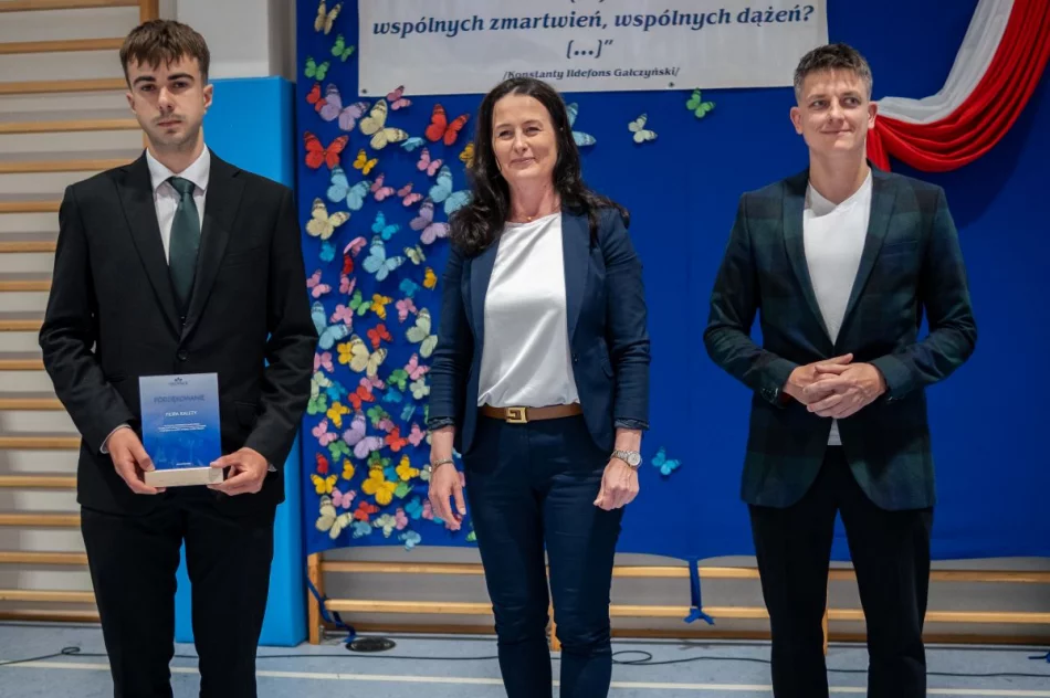 Ponad 100 absolwentów pożegnało Zespół Szkół im. ks. prof. Józefa Tischnera w Limanowej - zdjęcie 7