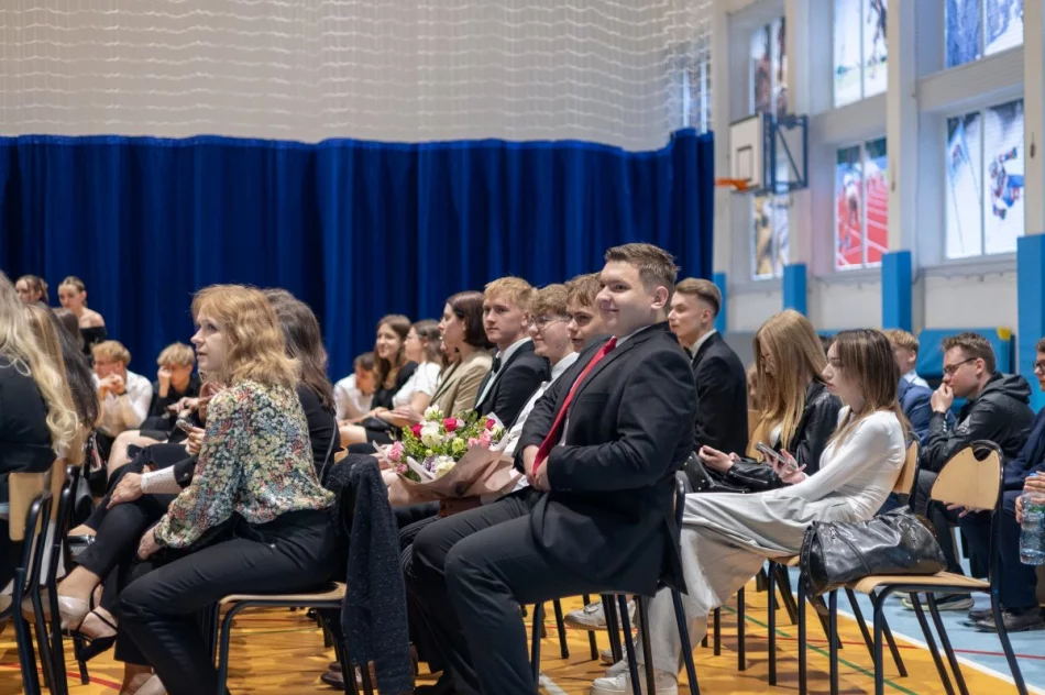 Ponad 100 absolwentów pożegnało Zespół Szkół im. ks. prof. Józefa Tischnera w Limanowej - zdjęcie 11