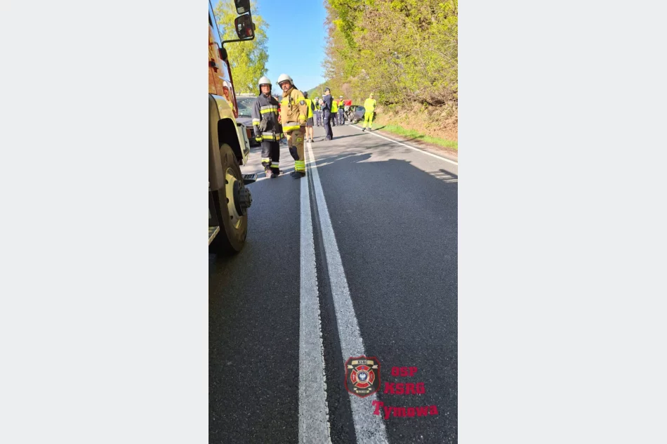 Zderzenie samochodu osobowego z busem - jedna osoba nie żyje - zdjęcie 4