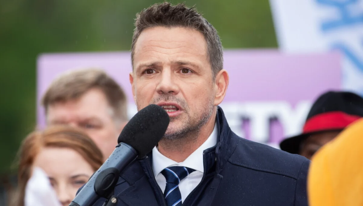 Spadek poparcia dla Trzaskowskiego, wzrost dla Nawrockiego