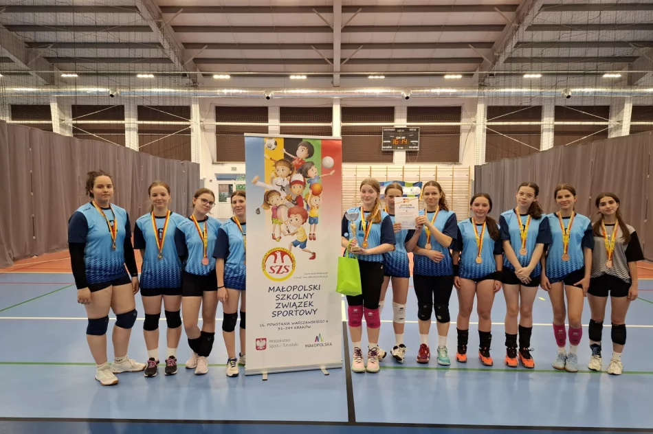 Drużyna z „Jedynki”na III miejscu w Finale Województwa Małopolskiego w piłce siatkowej dziewcząt - zdjęcie 10