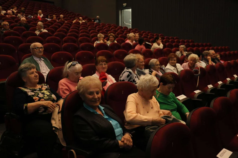 Miasto Limanowa otrzymało certyfikat „Gmina przyjazna Seniorom”, mieszkańcom wydano pierwsze Ogólnopolskie Karty Seniora - zdjęcie 2