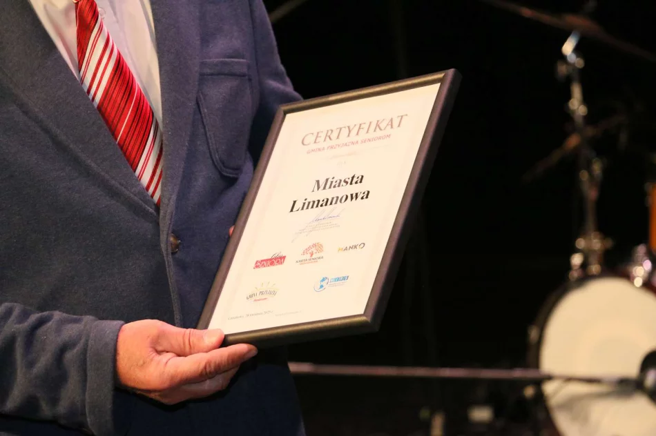 Miasto Limanowa otrzymało certyfikat „Gmina przyjazna Seniorom”, mieszkańcom wydano pierwsze Ogólnopolskie Karty Seniora - zdjęcie 19