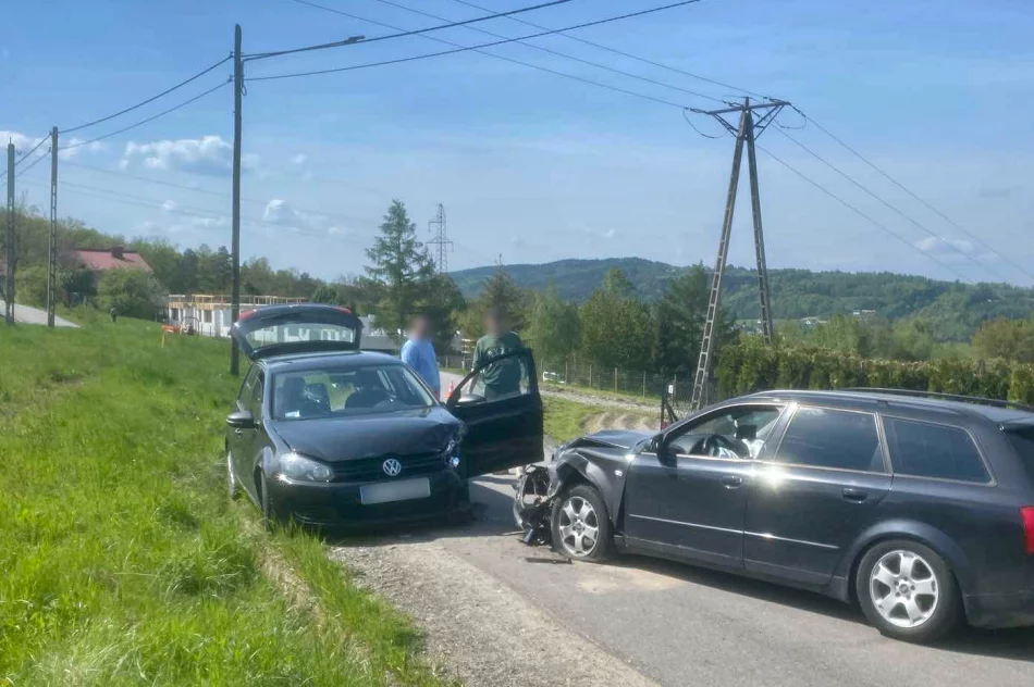 Czołowe zderzenie – jedna osoba trafiła do szpitala - zdjęcie 3