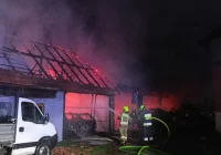 Spłonął budynek gospodarczy, uratowano dom. 60 strażaków w akcji - zdjęcie główne