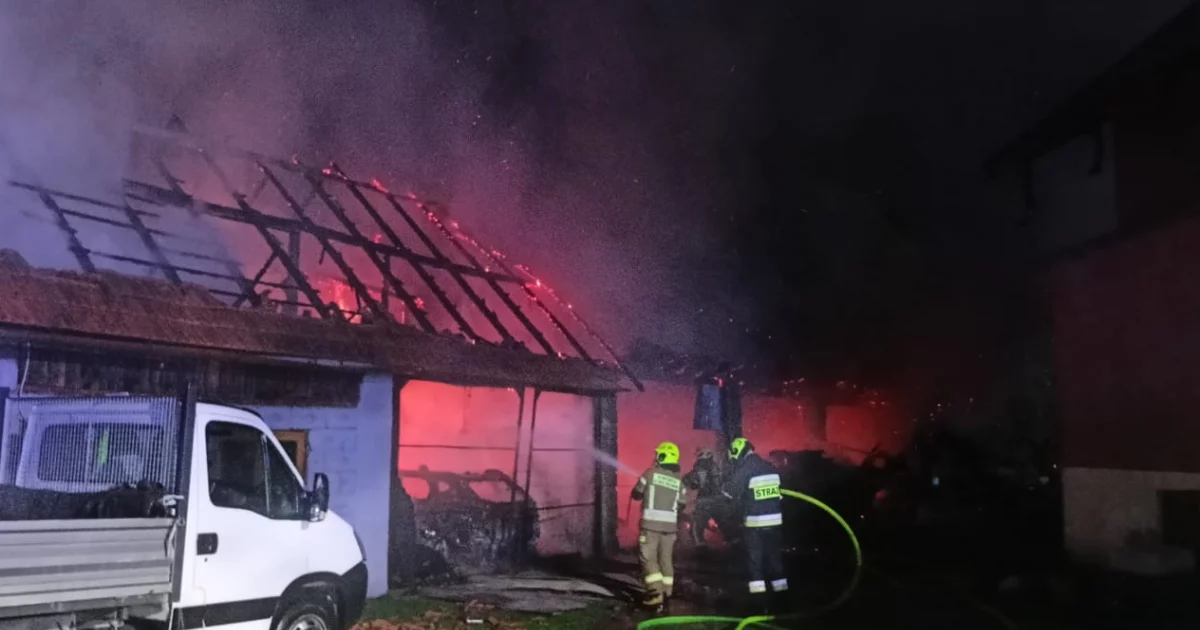 Spłonął budynek gospodarczy, uratowano dom. 60 strażaków w akcji