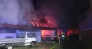 Spłonął budynek gospodarczy, uratowano dom. 60 strażaków w akcji - zdjęcie 2