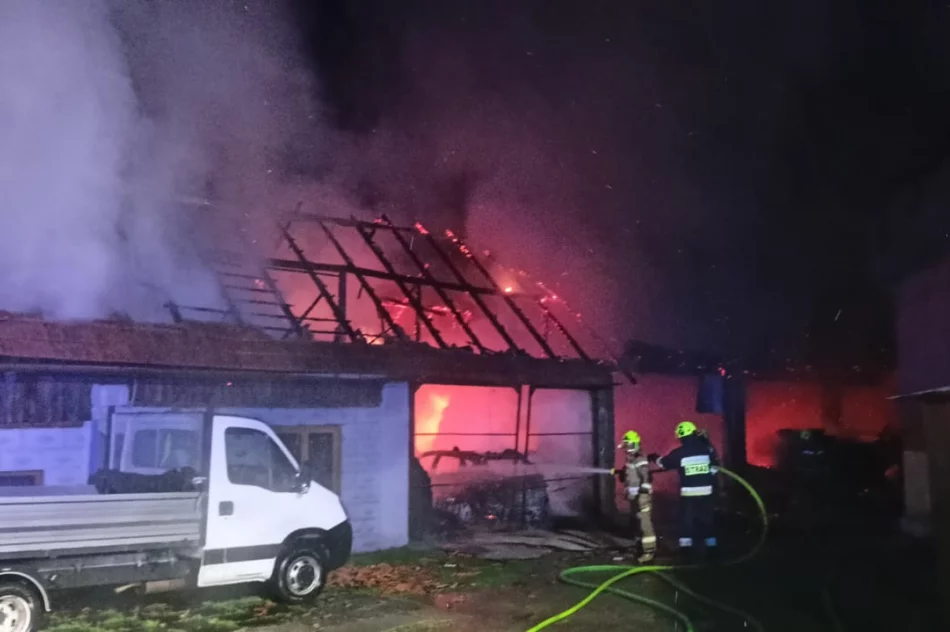 Spłonął budynek gospodarczy, uratowano dom. 60 strażaków w akcji - zdjęcie 2