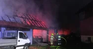 Spłonął budynek gospodarczy, uratowano dom. 60 strażaków w akcji - zdjęcie 4