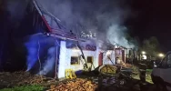 Spłonął budynek gospodarczy, uratowano dom. 60 strażaków w akcji - zdjęcie 5