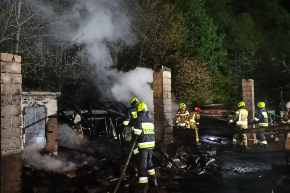 Spłonął budynek gospodarczy, uratowano dom. 60 strażaków w akcji - zdjęcie 6