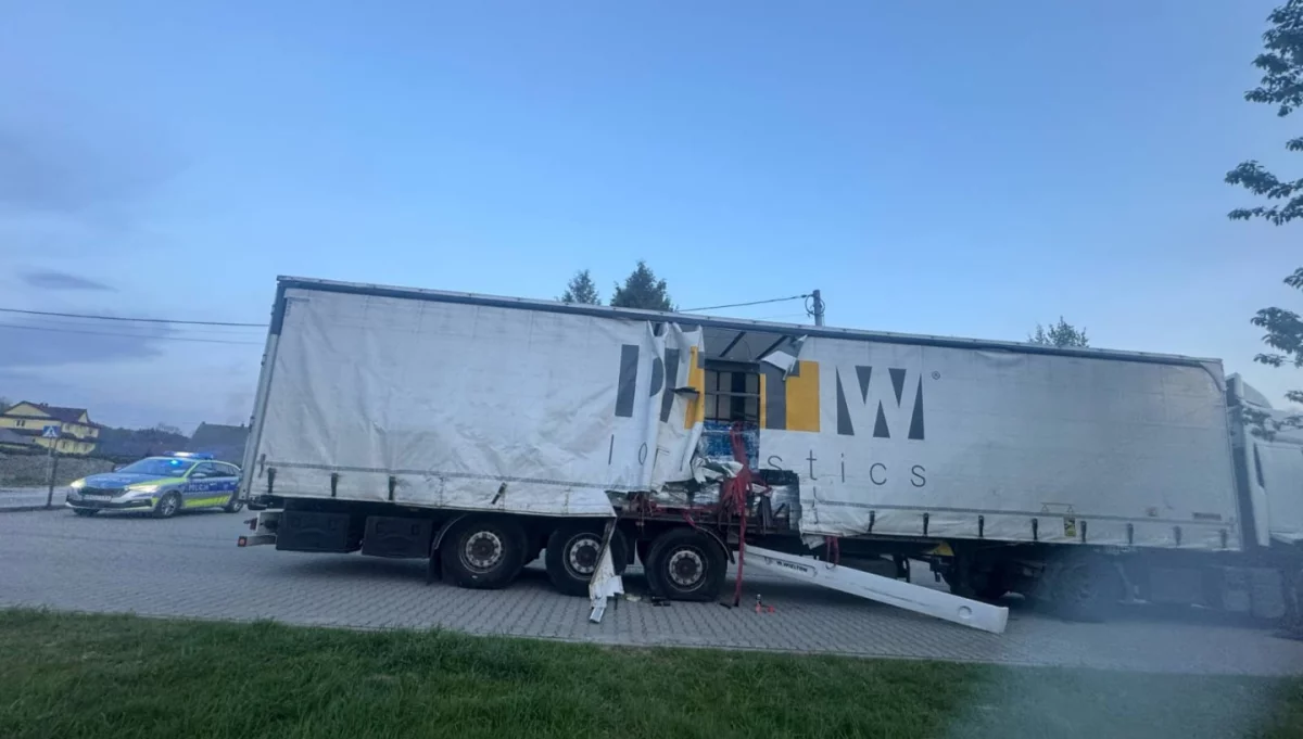 Ciężarówka wjechała na most mimo zakazu/fot.: Policja Limanowa