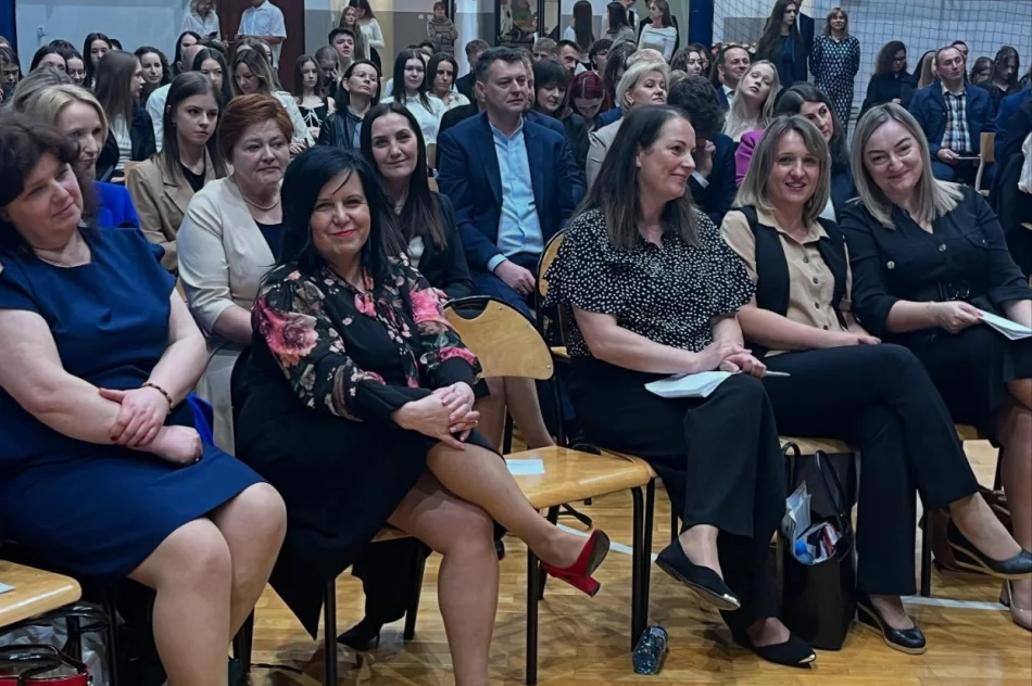 Maturzyści z „Ekonoma” pożegnali szkołę (ZDJĘCIA) - zdjęcie 10