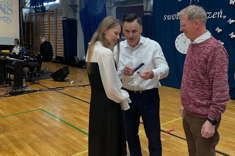 Maturzyści z „Ekonoma” pożegnali szkołę (ZDJĘCIA) - zdjęcie 12