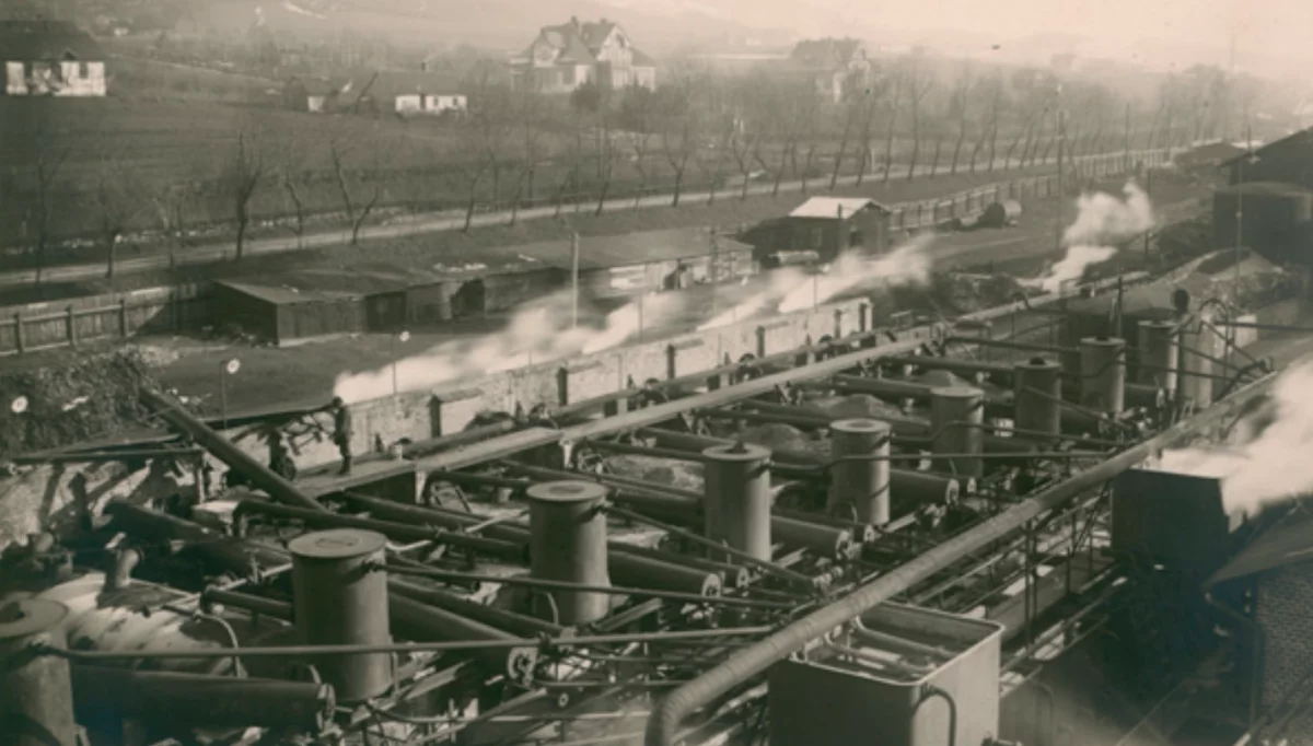 Na zdjęciu: widok na pracującą rafinerię (w tle wille dyrektorskie przy obecnej ul. Willowej), 1909-1914 r., ze zbiorów Archiwum Narodowego w Krakowie.