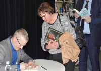 Antoni Bugajski gościł w bibliotece - zdjęcie główne
