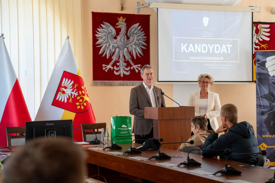 Spotkanie bezrobotnych z przedstawicielami służb mundurowych - zdjęcie 2