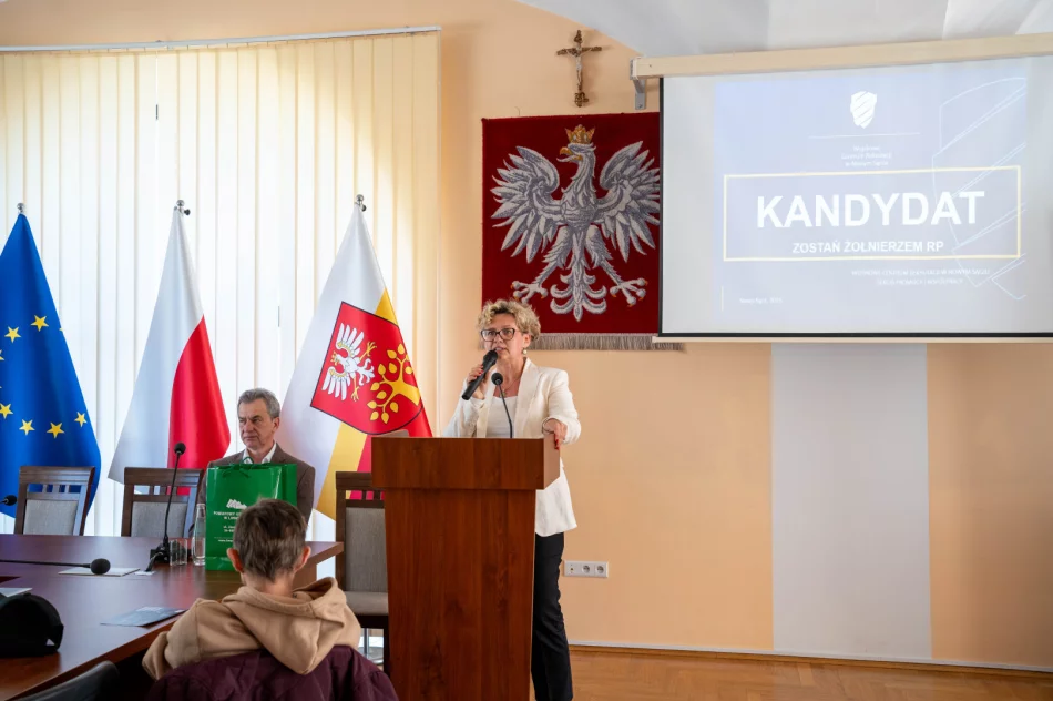 Spotkanie bezrobotnych z przedstawicielami służb mundurowych - zdjęcie 3