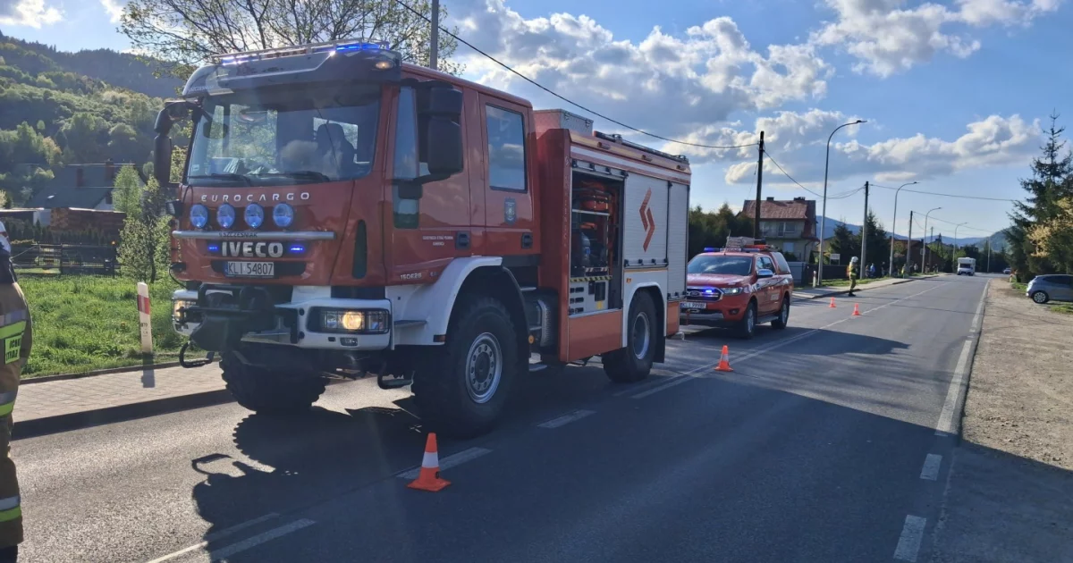 Motocyklista ranny po zderzeniu z przyczepą. Kierowca samochodu oddalił się z miejsca zdarzenia