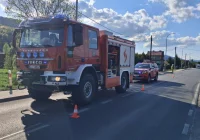 Motocyklista ranny po zderzeniu z przyczepą. Kierowca samochodu oddalił się z miejsca zdarzenia - zdjęcie główne