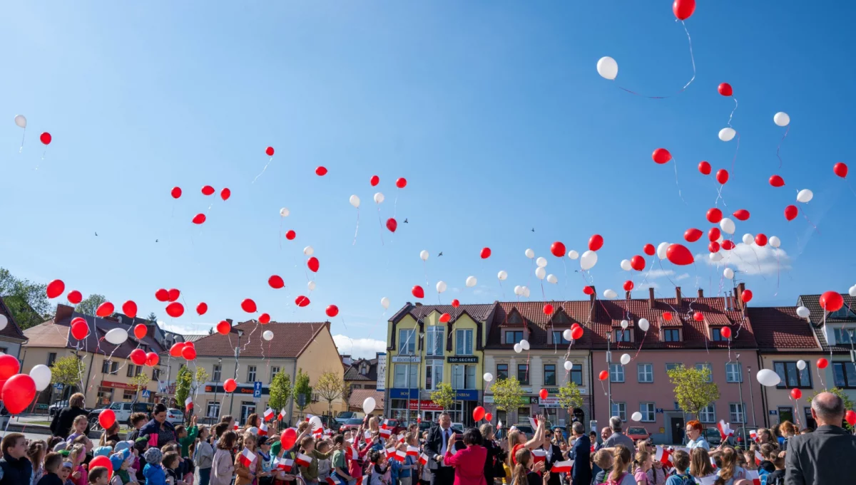 Biało-czerwone świętowanie na rynku/fot.: Powiat Limanowski