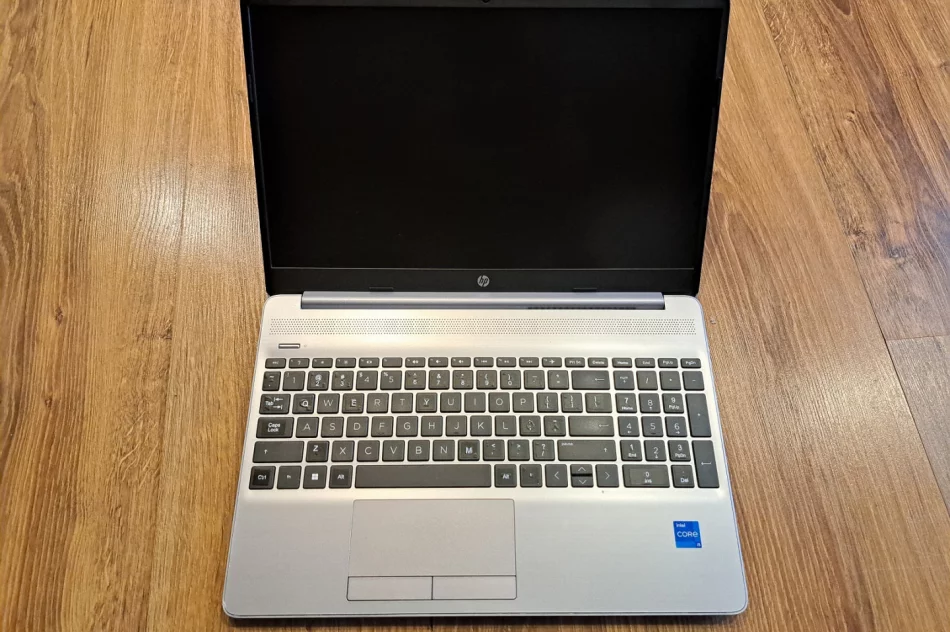 Sybki laptop HP 15.6" i5 11-gen 4-rdzeniowy, 8GB RAM, SSD 240GB. - zdjęcie 1