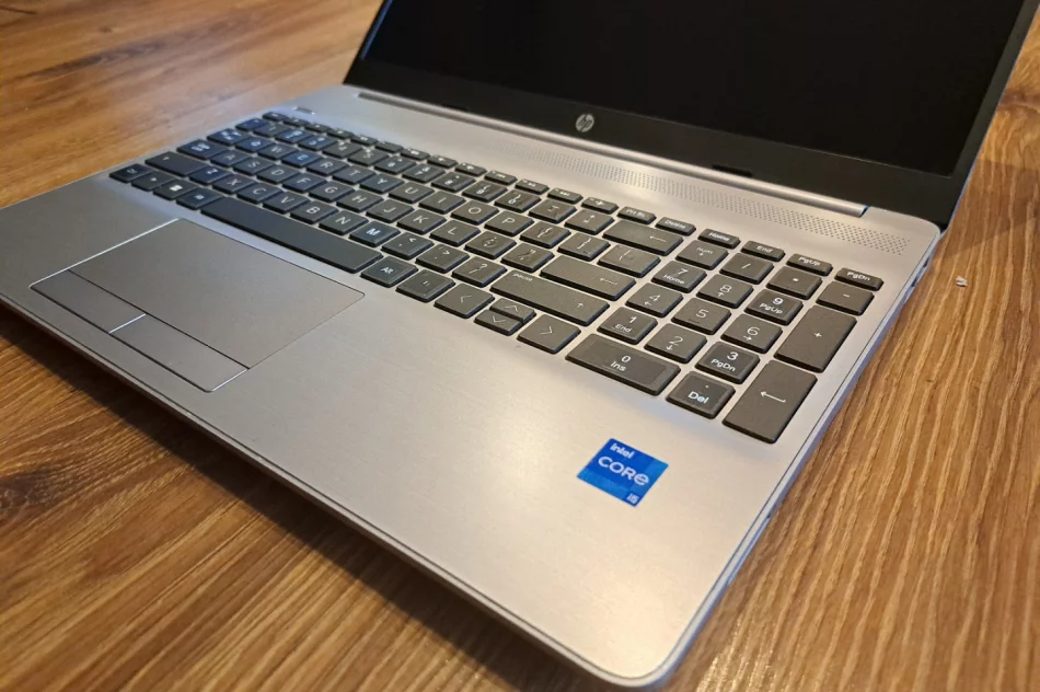 Sybki laptop HP 15.6" i5 11-gen 4-rdzeniowy, 8GB RAM, SSD 240GB. - zdjęcie 2