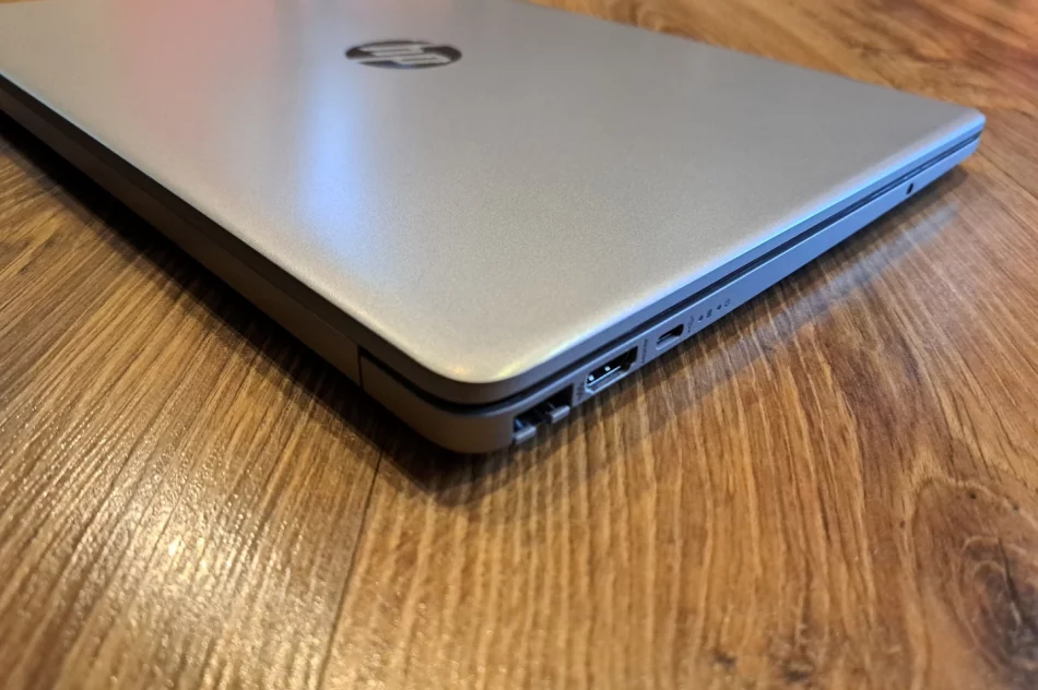 Sybki laptop HP 15.6" i5 11-gen 4-rdzeniowy, 8GB RAM, SSD 240GB. - zdjęcie 3