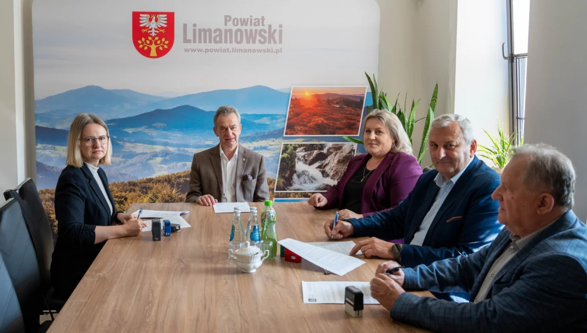Podpisanie umowy z wykonawcą/fot.: Starostwo Powiatowe w Limanowej