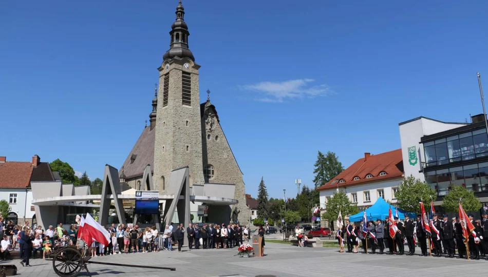 Na limanowskim rynku odbyły się miejskie obchody 234.rocznicy uchwalenia Konstytucji 3 Maja - zdjęcie 1