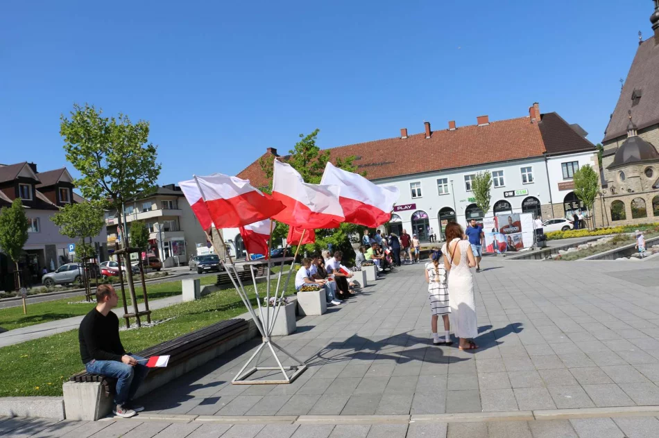 Na limanowskim rynku odbyły się miejskie obchody 234.rocznicy uchwalenia Konstytucji 3 Maja - zdjęcie 15