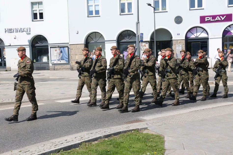 Na limanowskim rynku odbyły się miejskie obchody 234.rocznicy uchwalenia Konstytucji 3 Maja - zdjęcie 17