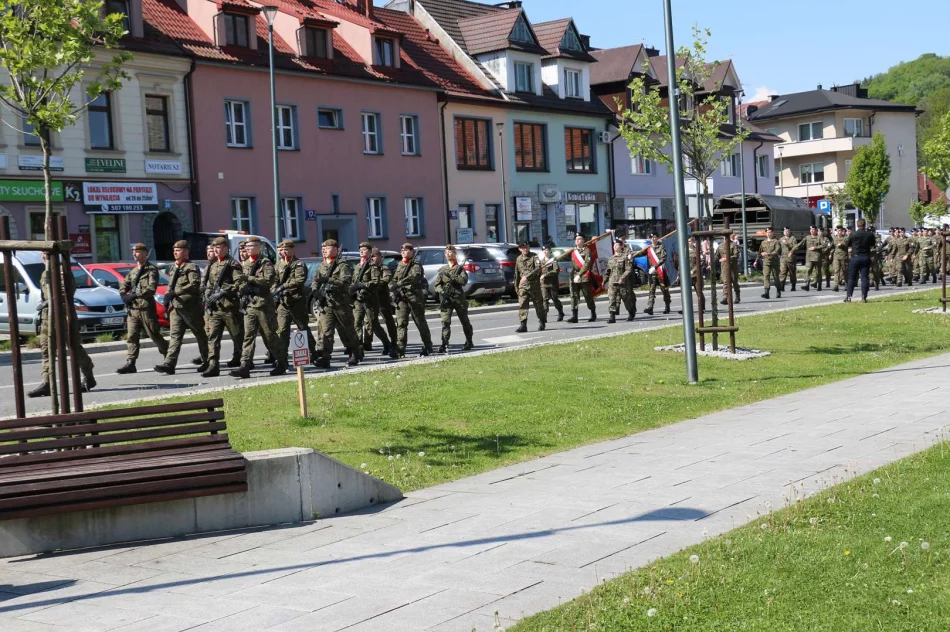 Na limanowskim rynku odbyły się miejskie obchody 234.rocznicy uchwalenia Konstytucji 3 Maja - zdjęcie 18