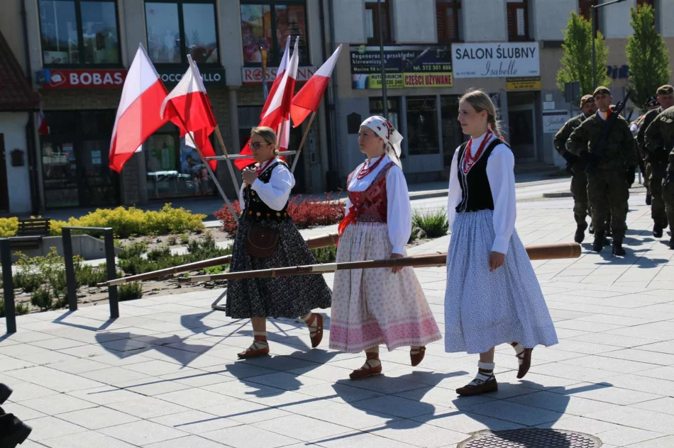 Na limanowskim rynku odbyły się miejskie obchody 234.rocznicy uchwalenia Konstytucji 3 Maja - zdjęcie 20
