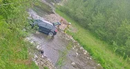 Audi uderzyło w drzewo i wpadło do rzeki  - zdjęcie 2