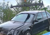 Audi uderzyło w drzewo i wpadło do rzeki  - zdjęcie główne