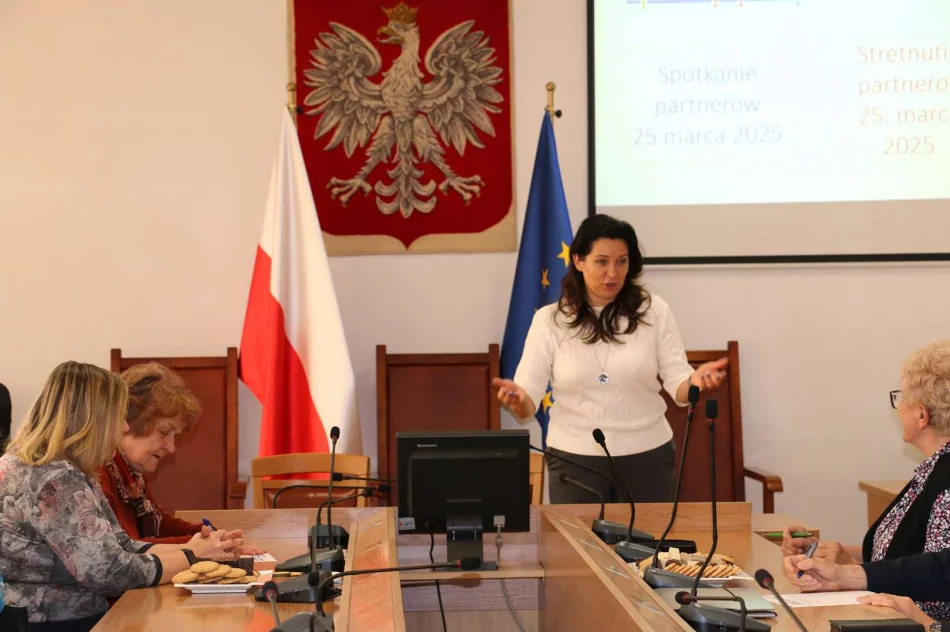 Spotkanie z przedstawicielami grup senioralnych, stowarzyszeń i instytucji w ramach projektu „Samorząd Przyjazny Seniorom” - zdjęcie 9
