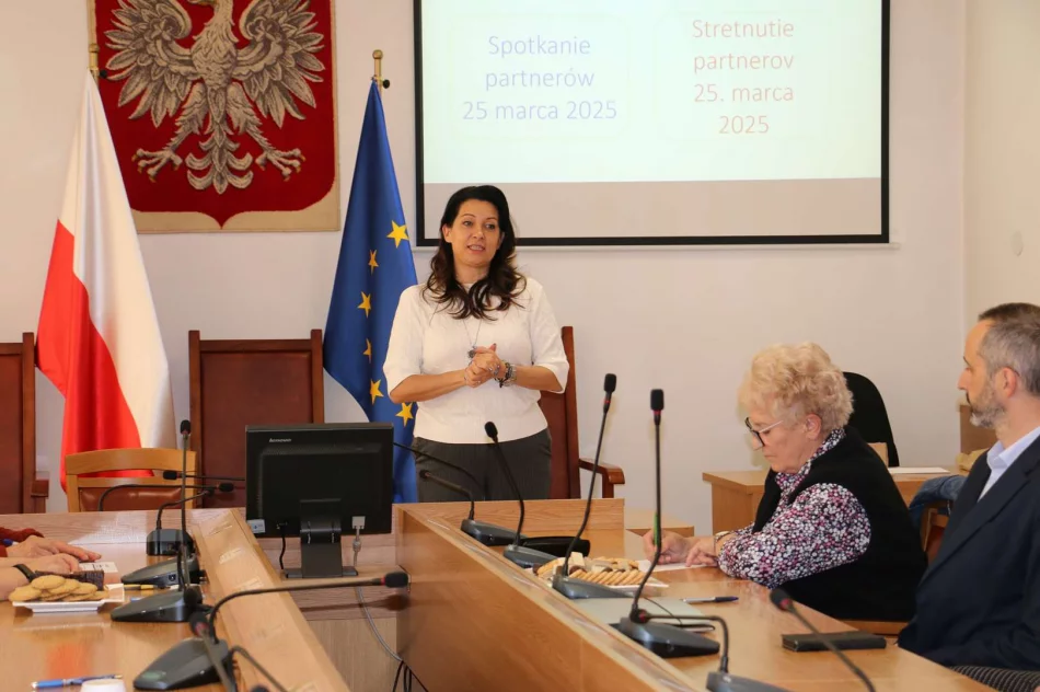 Spotkanie z przedstawicielami grup senioralnych, stowarzyszeń i instytucji w ramach projektu „Samorząd Przyjazny Seniorom” - zdjęcie 11