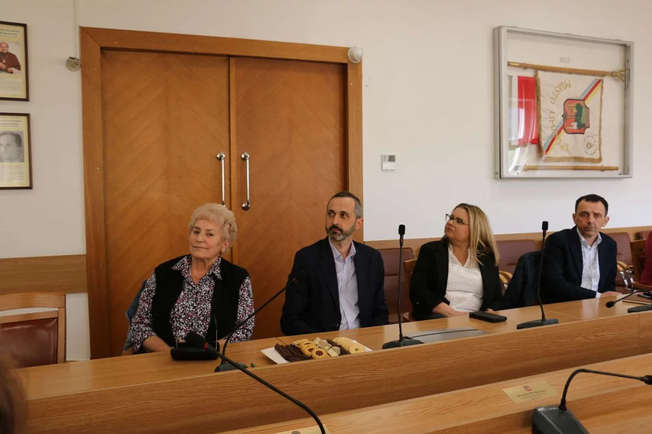 Spotkanie z przedstawicielami grup senioralnych, stowarzyszeń i instytucji w ramach projektu „Samorząd Przyjazny Seniorom” - zdjęcie 13