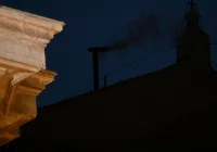 Czarny dym z komina Kaplicy Sykstyńskiej - kardynałowie nie wybrali papieża - zdjęcie główne