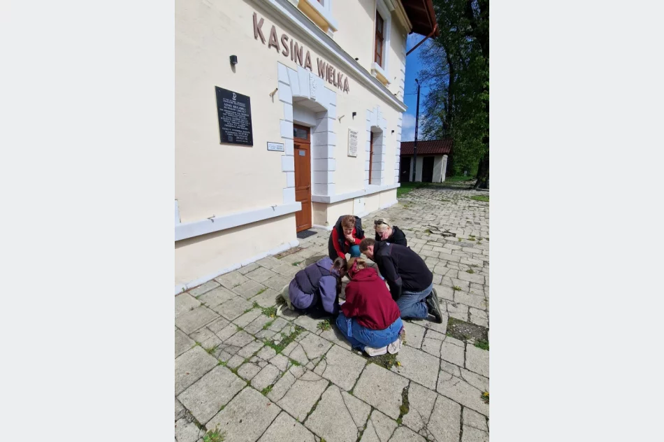Gra terenowa przybliżyła uczestnikom historię XX wieku - zdjęcie 8
