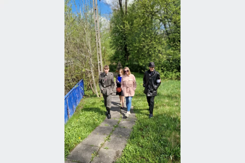 Gra terenowa przybliżyła uczestnikom historię XX wieku - zdjęcie 9