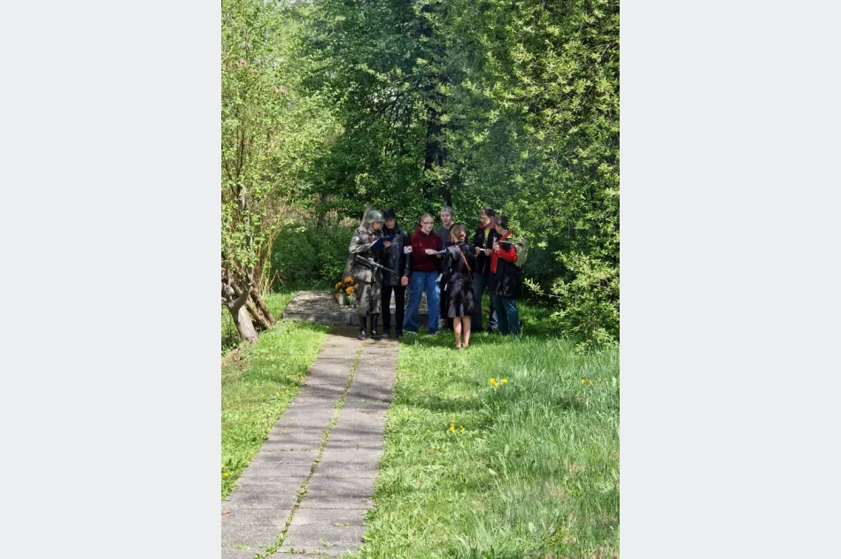 Gra terenowa przybliżyła uczestnikom historię XX wieku - zdjęcie 14