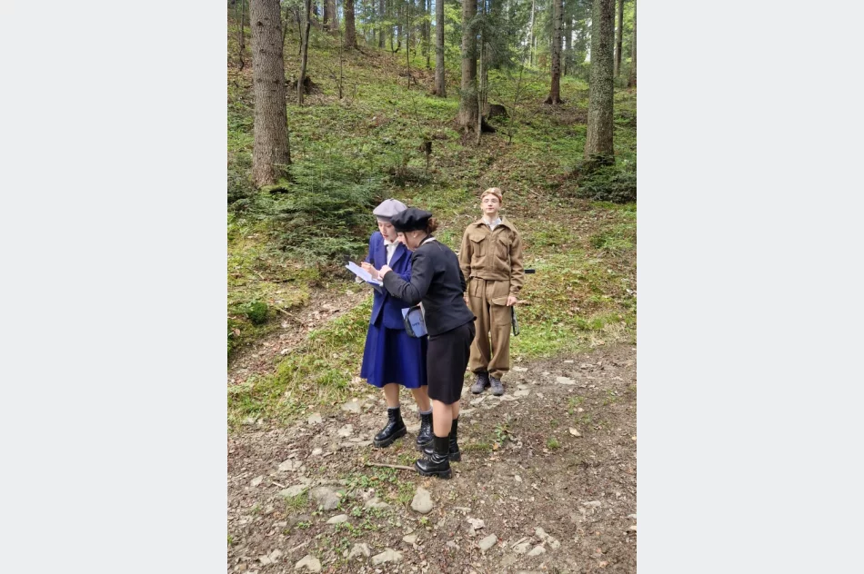 Gra terenowa przybliżyła uczestnikom historię XX wieku - zdjęcie 18