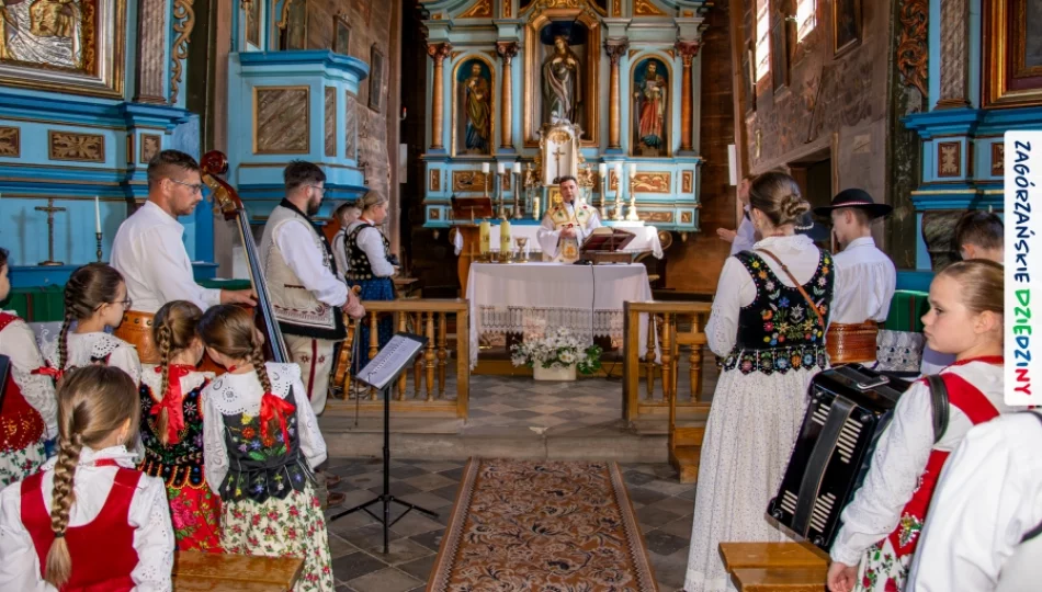 Folklor wypełnił drewniany kościół. Było barwnie i tłumnie (ZDJĘCIA) - zdjęcie 1