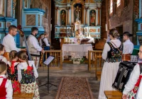 Folklor wypełnił drewniany kościół. Było barwnie i tłumnie (ZDJĘCIA) - zdjęcie główne