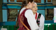 Folklor wypełnił drewniany kościół. Było barwnie i tłumnie (ZDJĘCIA) - zdjęcie 2