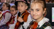 Folklor wypełnił drewniany kościół. Było barwnie i tłumnie (ZDJĘCIA) - zdjęcie 4